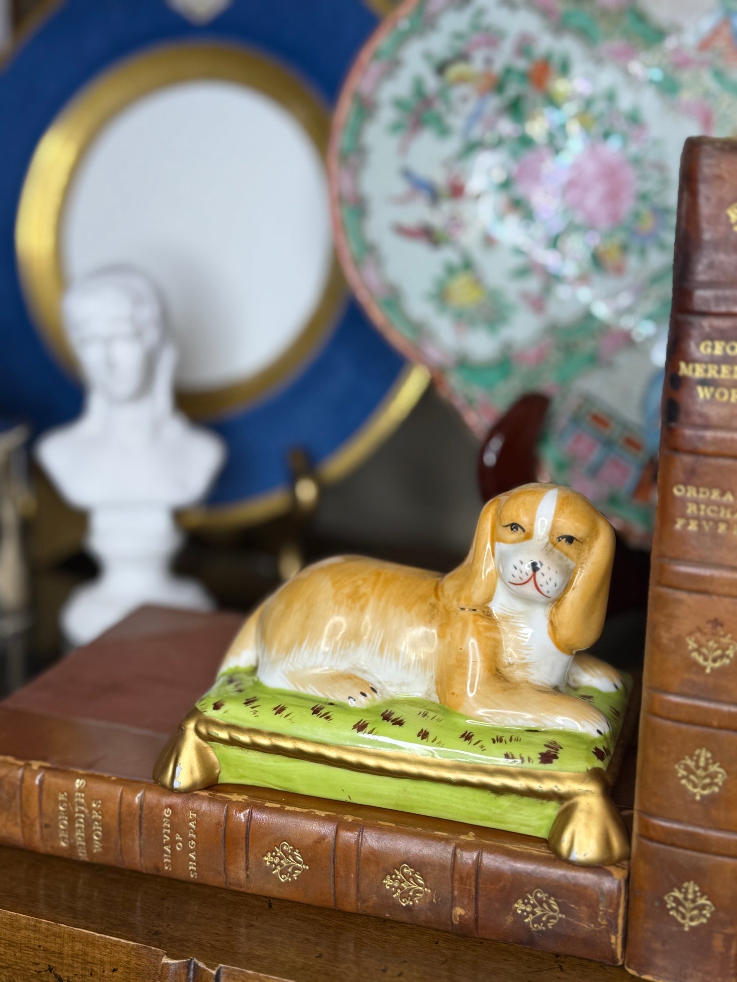 DANNY'S FINE PORCELAIN: 5x4x4 Ceramic Spaniel/Dog Bookends, Lime Gold Pillows