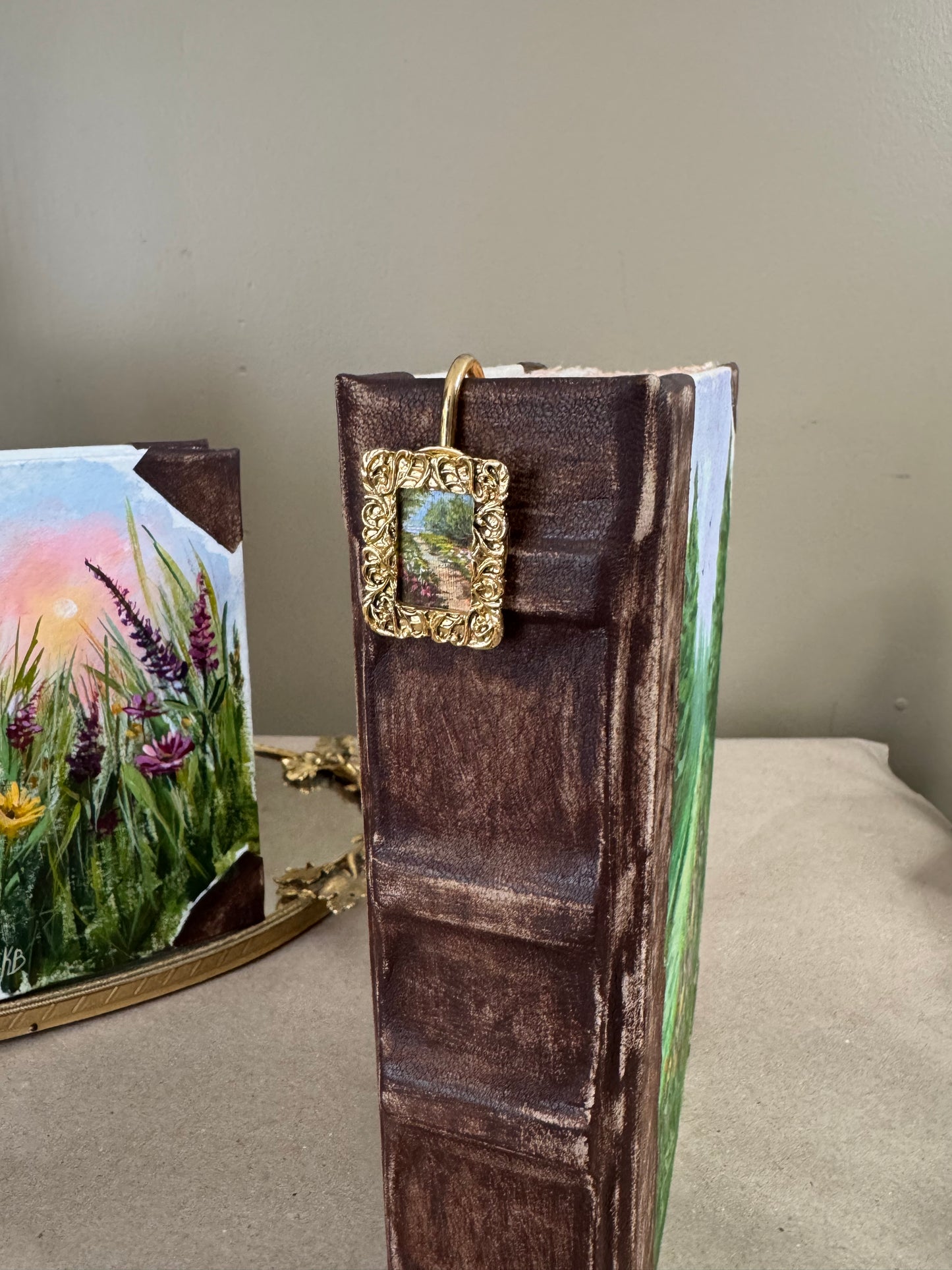 Solo live bookmark with original oil painting