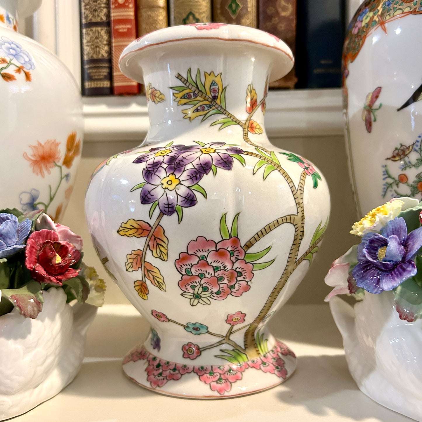 Stunning vintage chinoiserie floral tobacco leaf vase 7.5 h