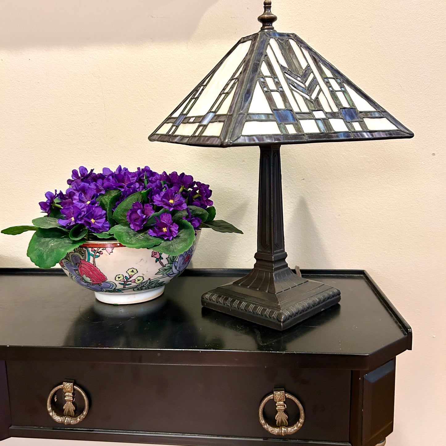 Vintage mission / tiffany style stained glass style lamp.