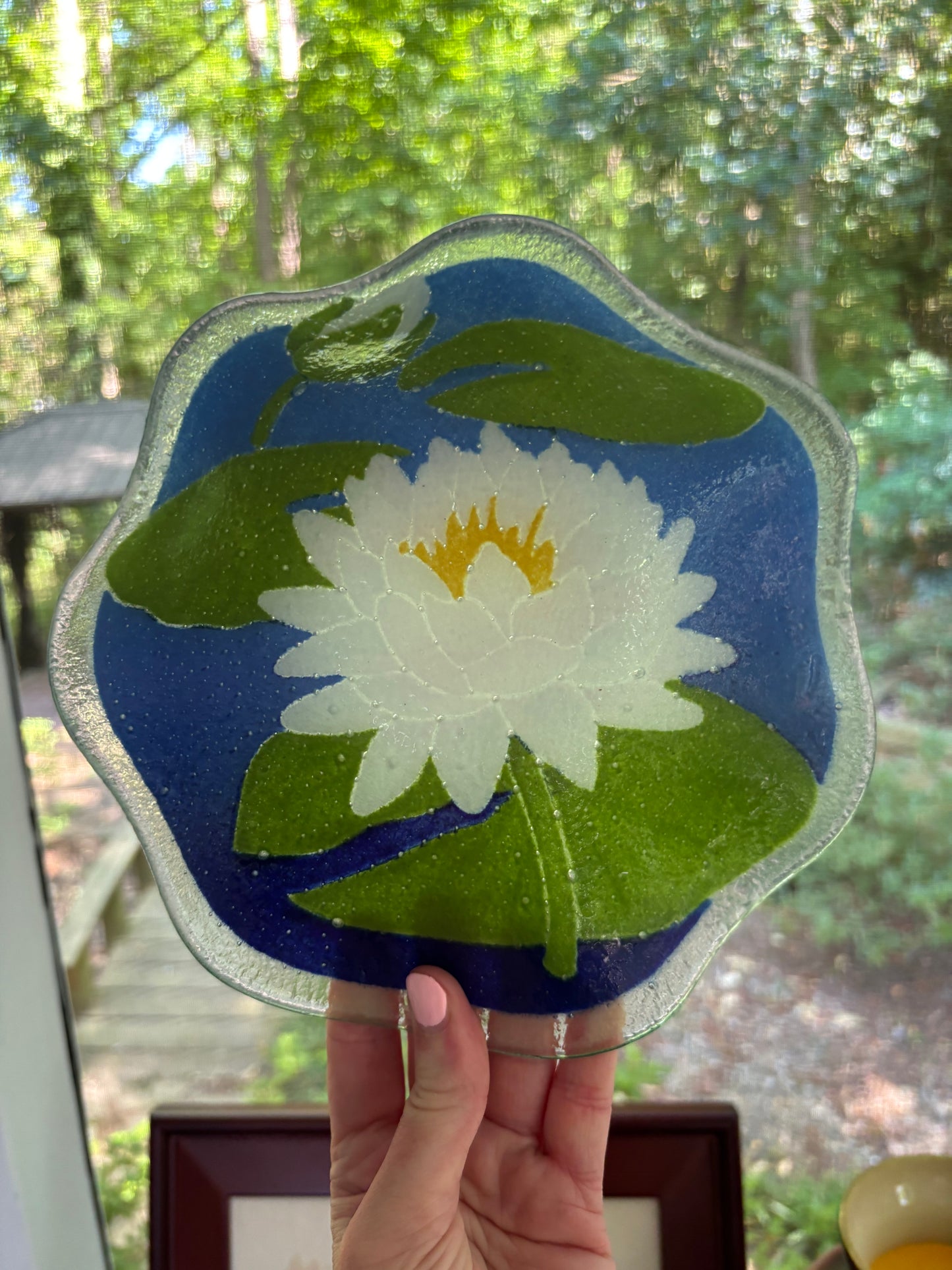 Gorgeous Peggy Karr fused art glass scalloped bowl with water lily!