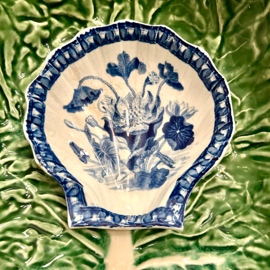 Charming chinoiserie blue and white clam shell trinket dish