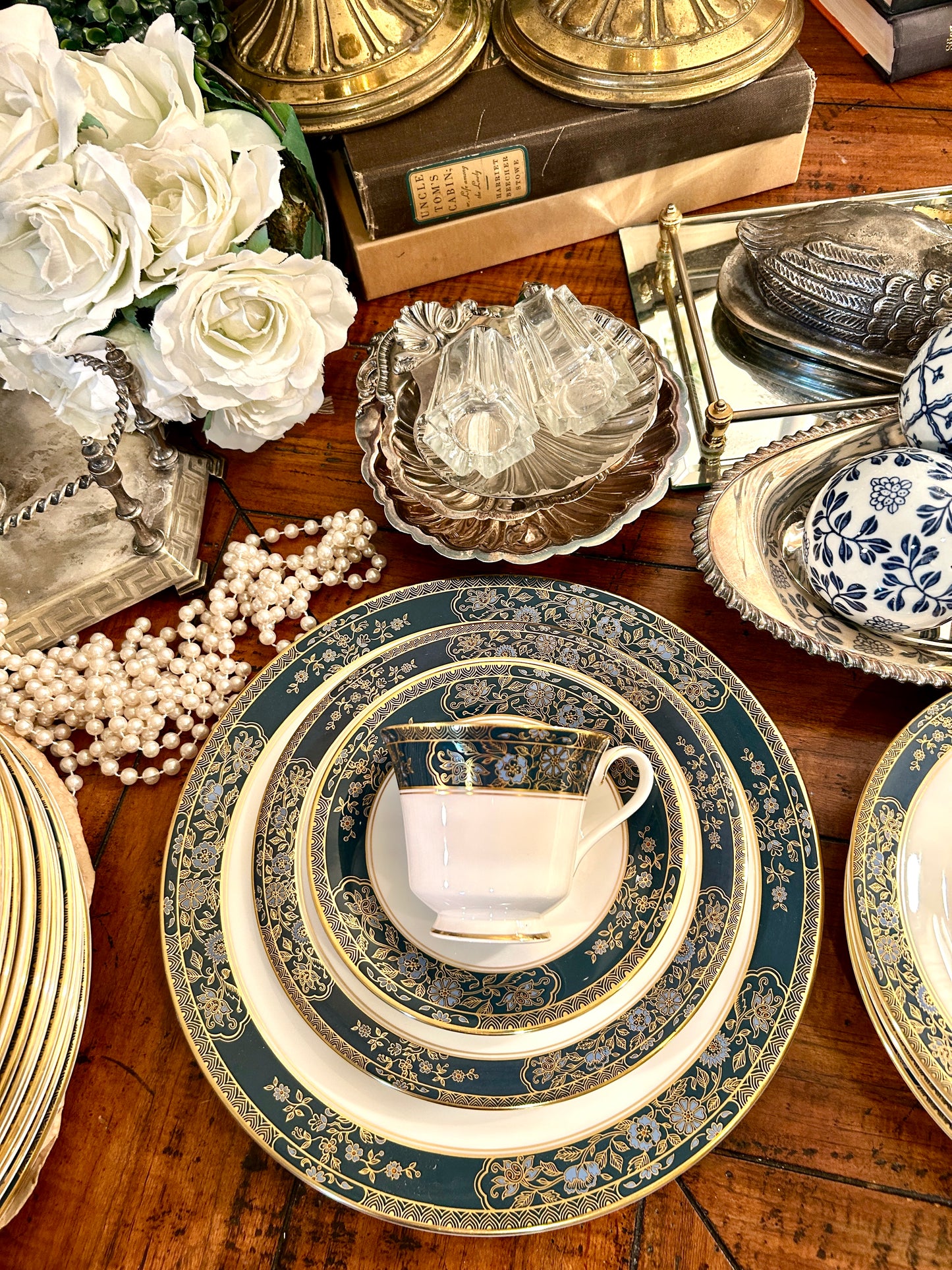 Absolutely stunning Set of 40 pieces bone china from designer ROYAL DOULTON England 8 five piece place settings