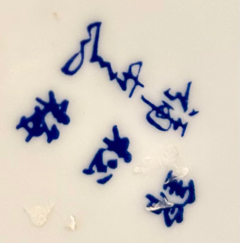 Impressive Imari style chinoiserie hand painted porcelain lidded box