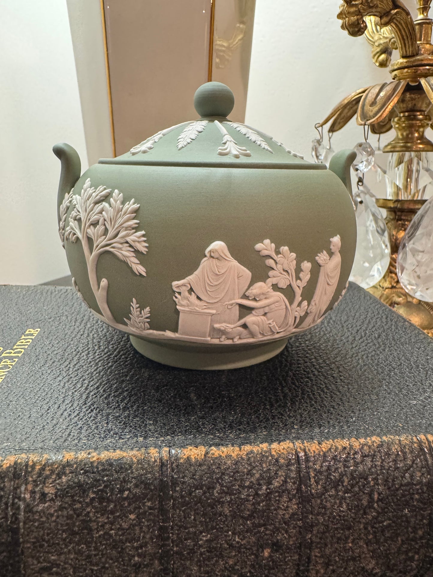 Wedgwood sage green sugar bowl lidded dish tobacco leaf design