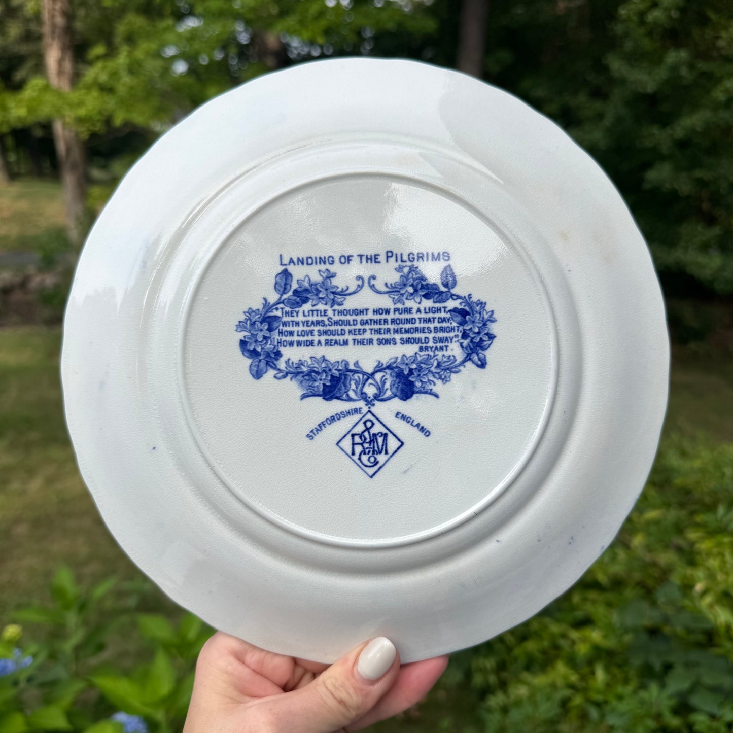 Live 09/01 Vintage blue and white transferware collector plate featuring the "Landing of the Pilgrims" design.
