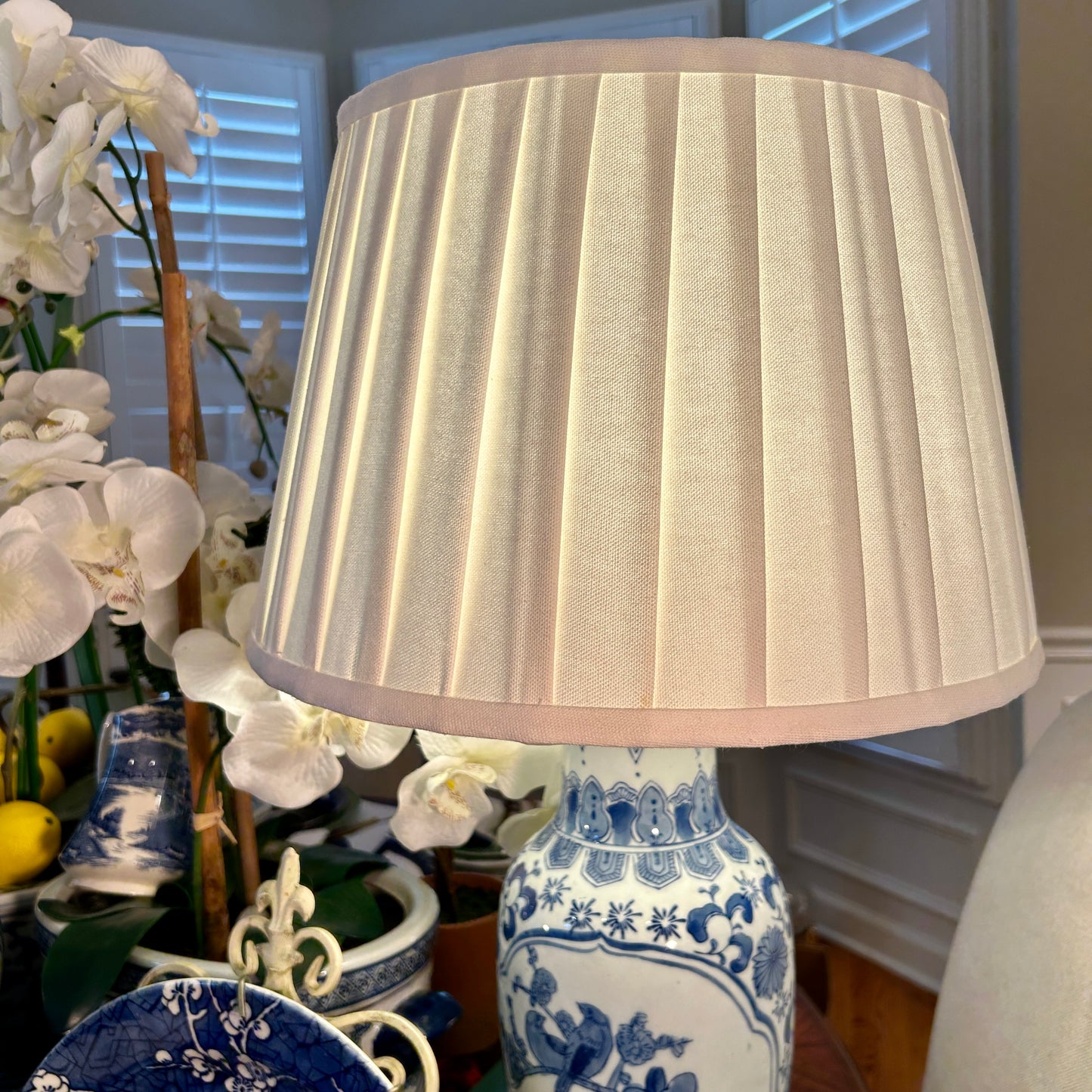 Fabulous vintage chinoiserie bird blue and white lamp.