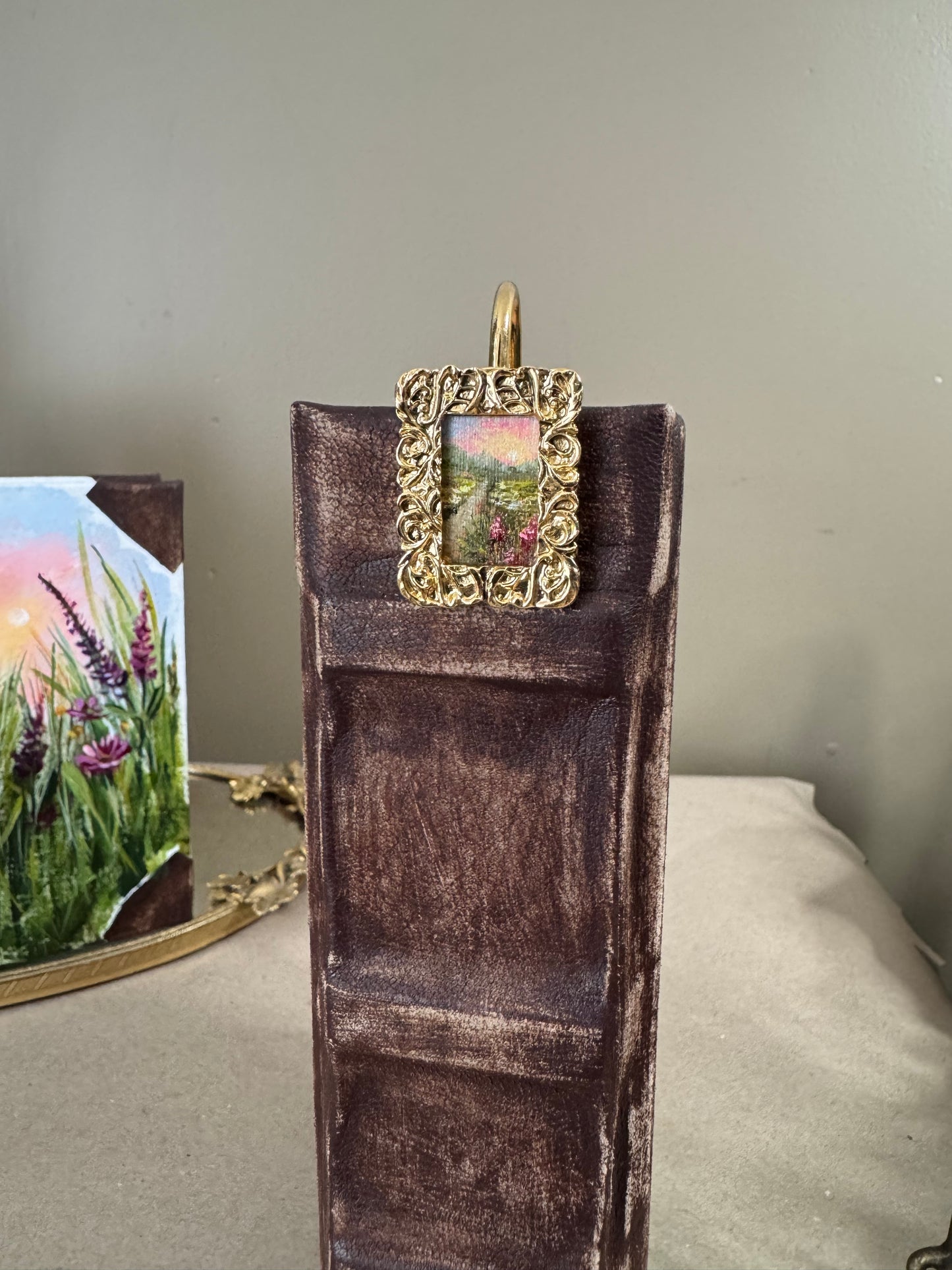 Solo live bookmark with original oil painting