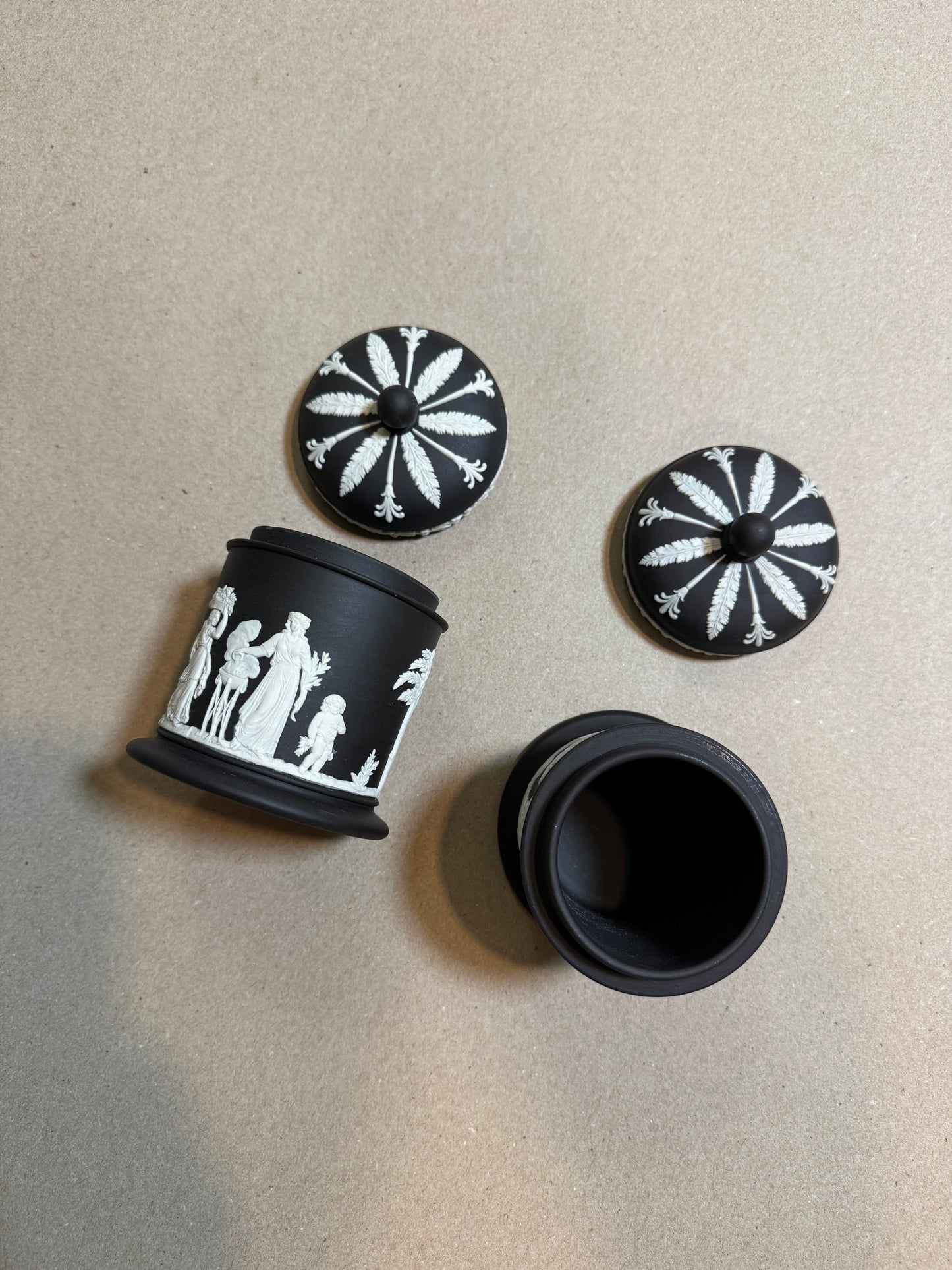 Black bassault Wedgewood tobacco leaf, tall trinket box