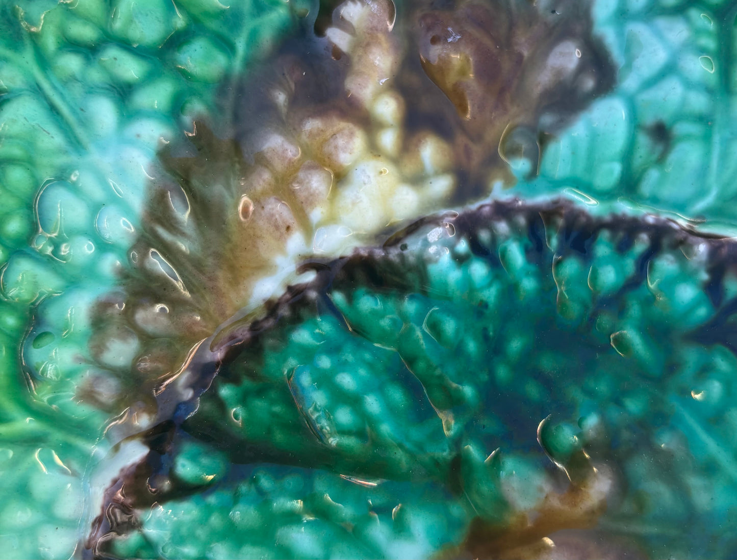 Stunning Majolica Begonia Leaf pedestal cake stand! As is! Measures 10 1/4” x 5.5”.