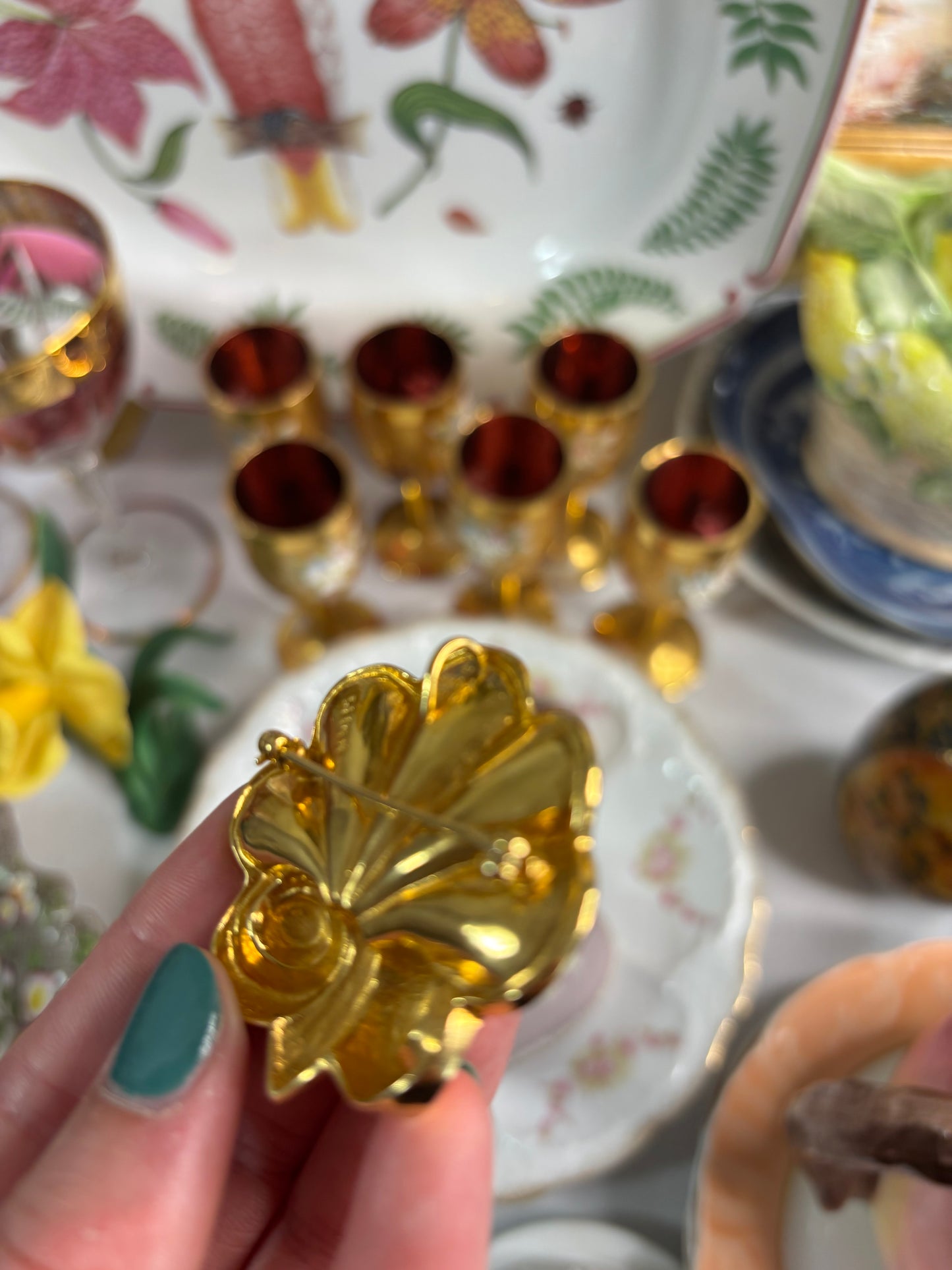 Stunning Metropolitan Museum of Art 1990 shell brooch/necklace pendant!