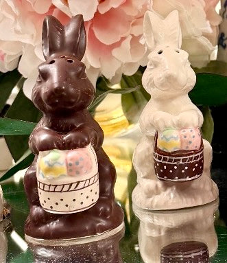 Vintage bunny rabbit collectable salt and pepper shakers