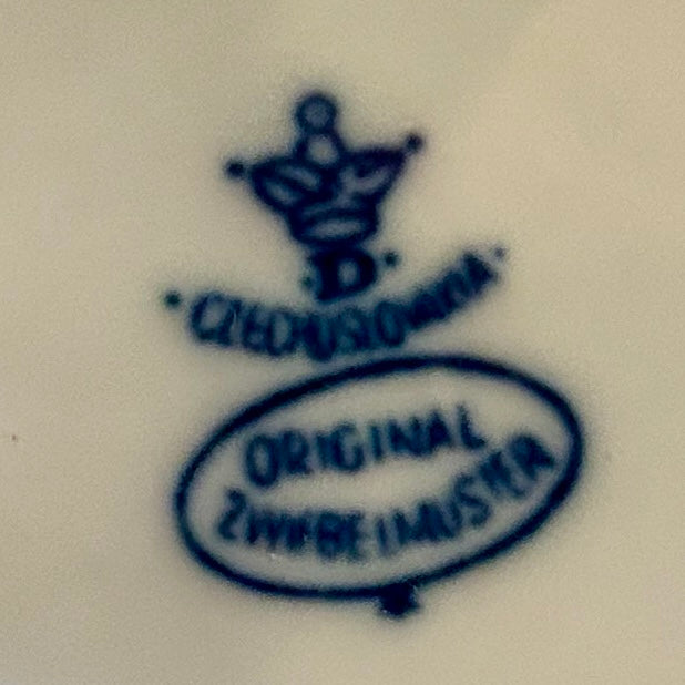 Beautiful Blue Onion 3 piece tureen planter
by HUTSCHENREUTHER 11.5 x 8