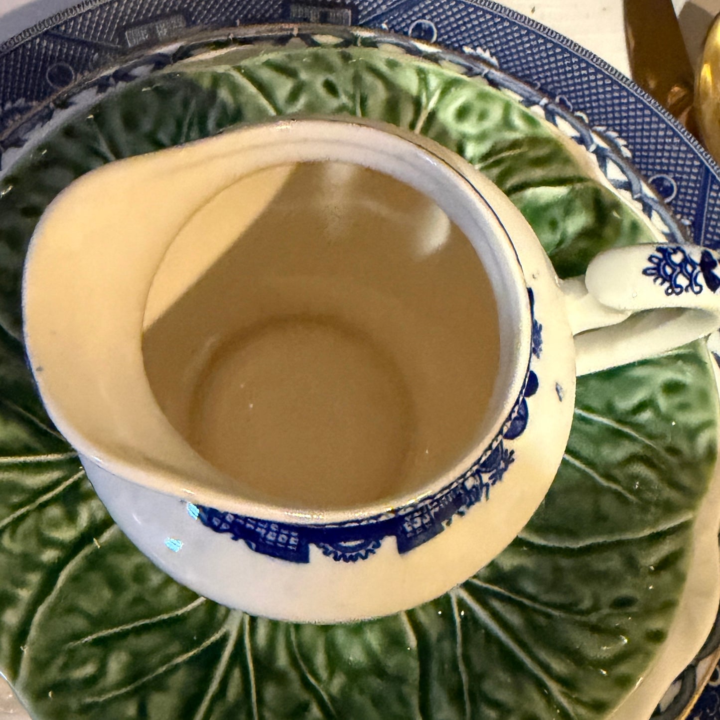 Vintage blue willow blue & white porcelain gravy boat creamer