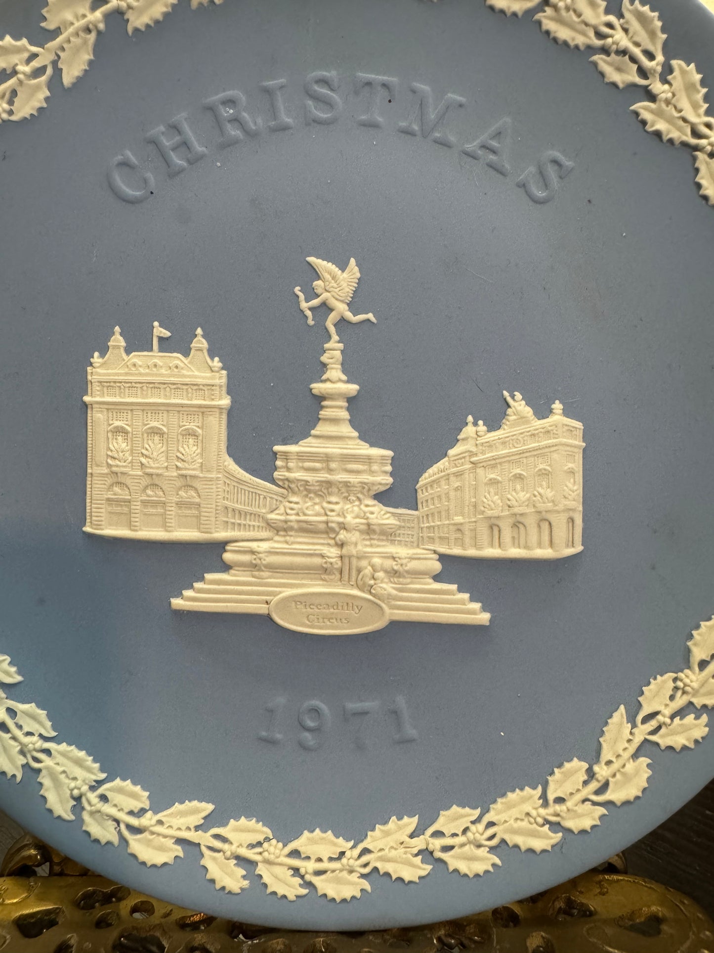 Wedgwood lavender Christmas plate 1971 Piccadilly Circus