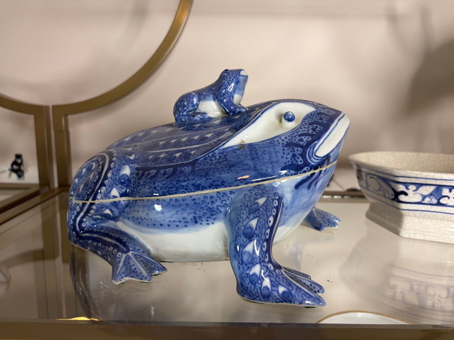 Stunning export lidded frog with mini frog!