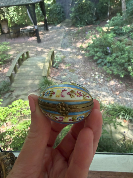Sweetest Limoges egg trinket box!