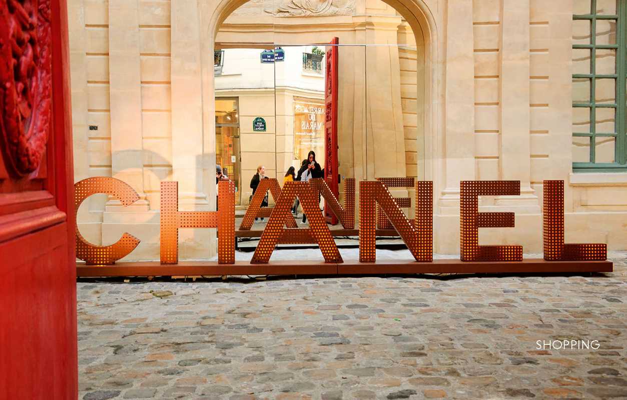 Paris. In Fashion by Pierre Toromanoff: Hardcover; 296 pages / English