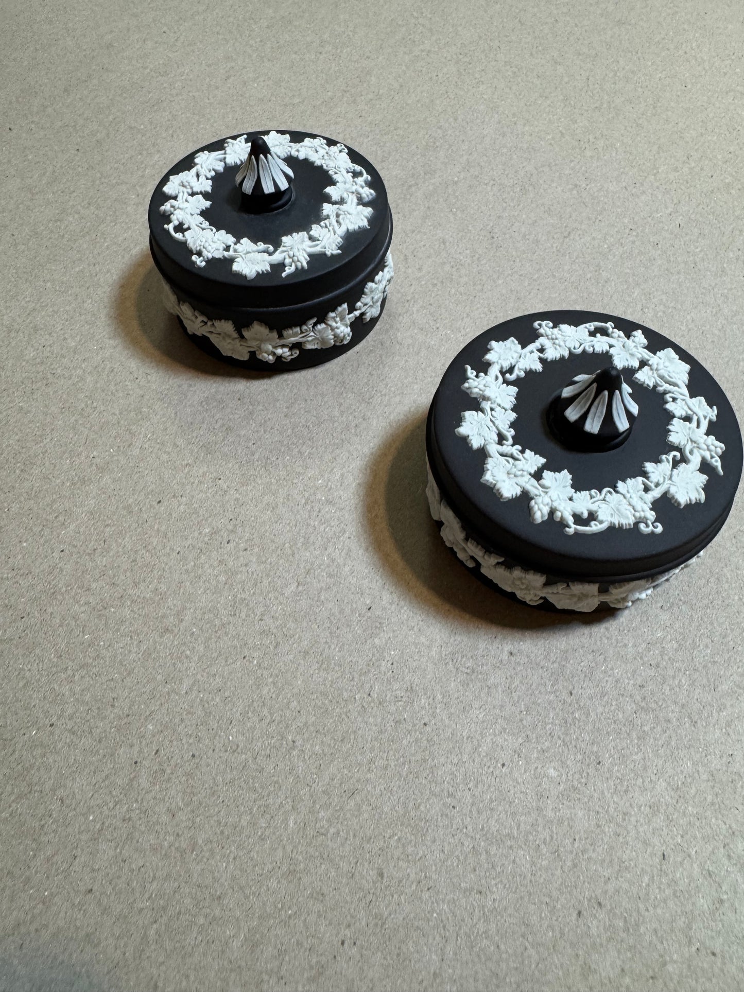 Black bassalt Wedgewood lidded round box 3x2.25