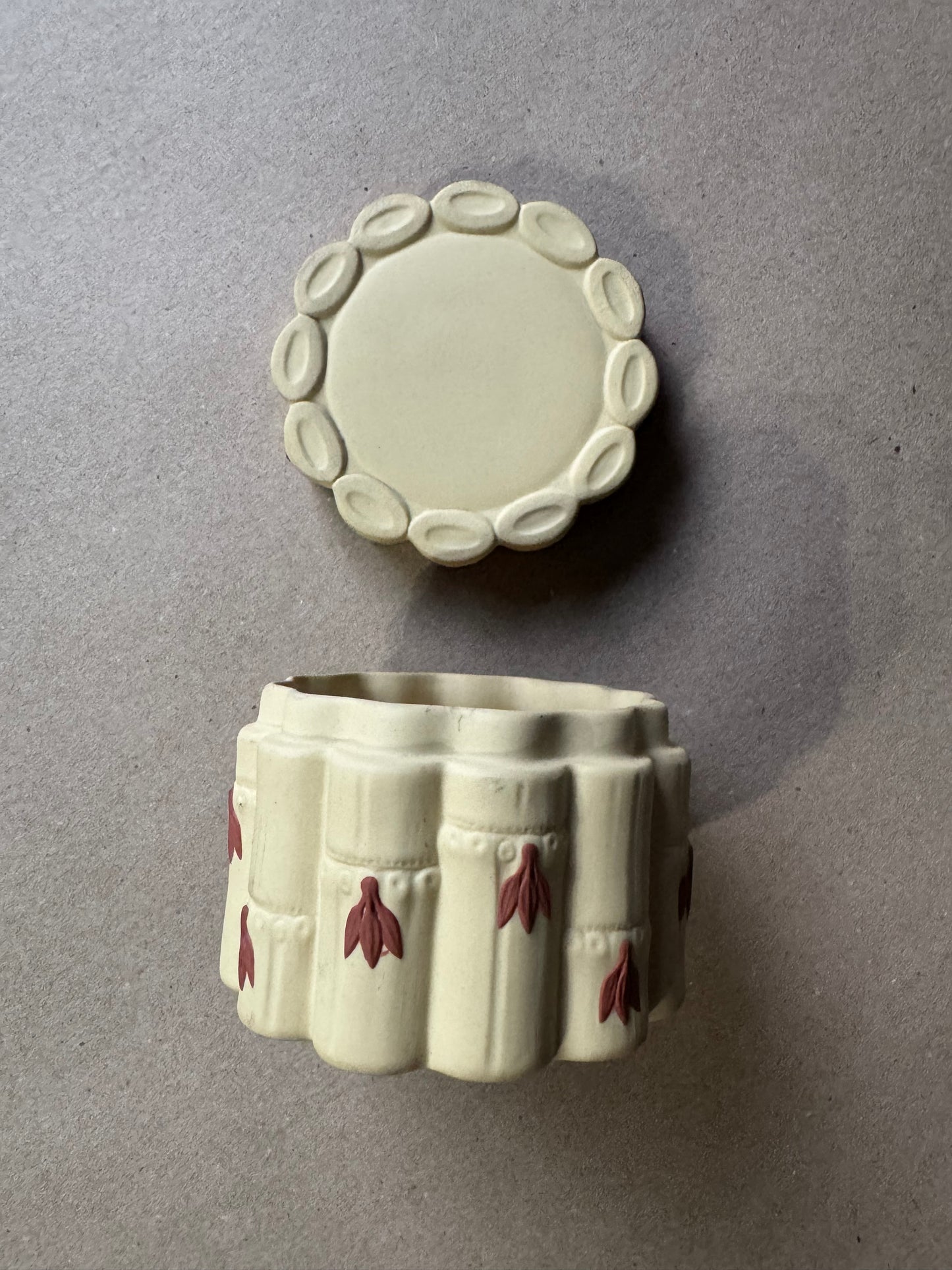 Primrose terracotta Wedgwood bamboo lidded box 2.5”
