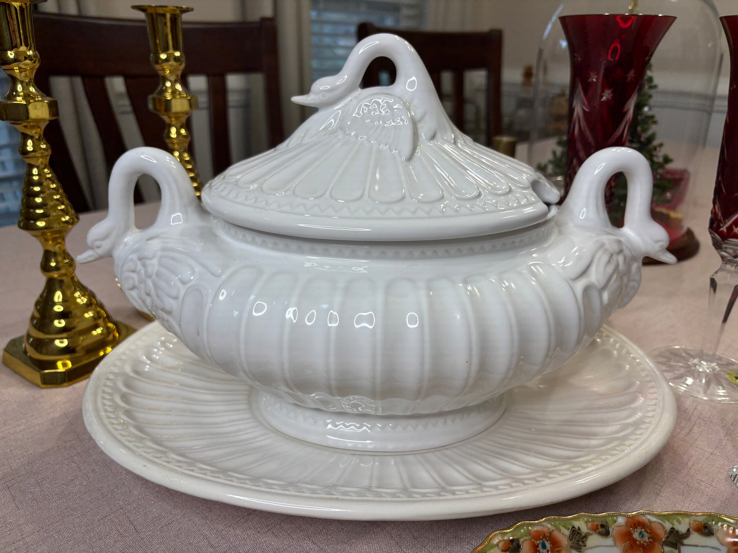 Beautiful swan tureen with under plate!