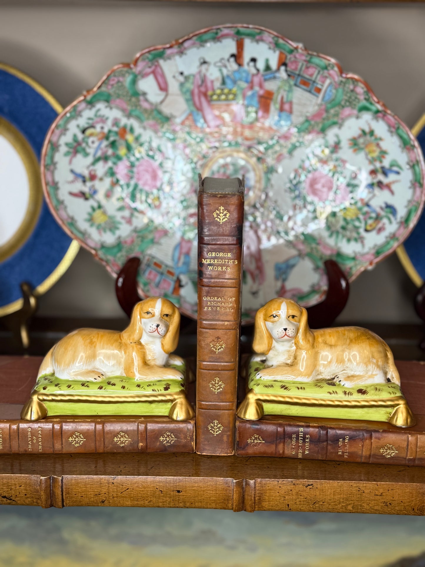 DANNY'S FINE PORCELAIN: 5x4x4 Ceramic Spaniel/Dog Bookends, Lime Gold Pillows