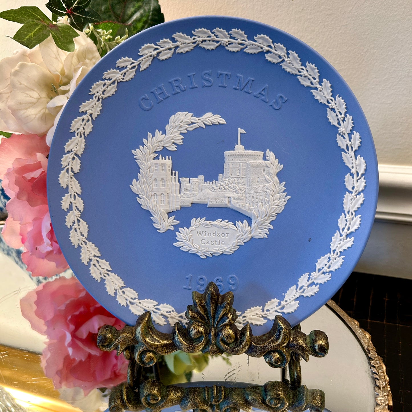 Vintage Endcot Wedgwood stamped Christmas plate circa 1973 in box Windsor Castle Royal