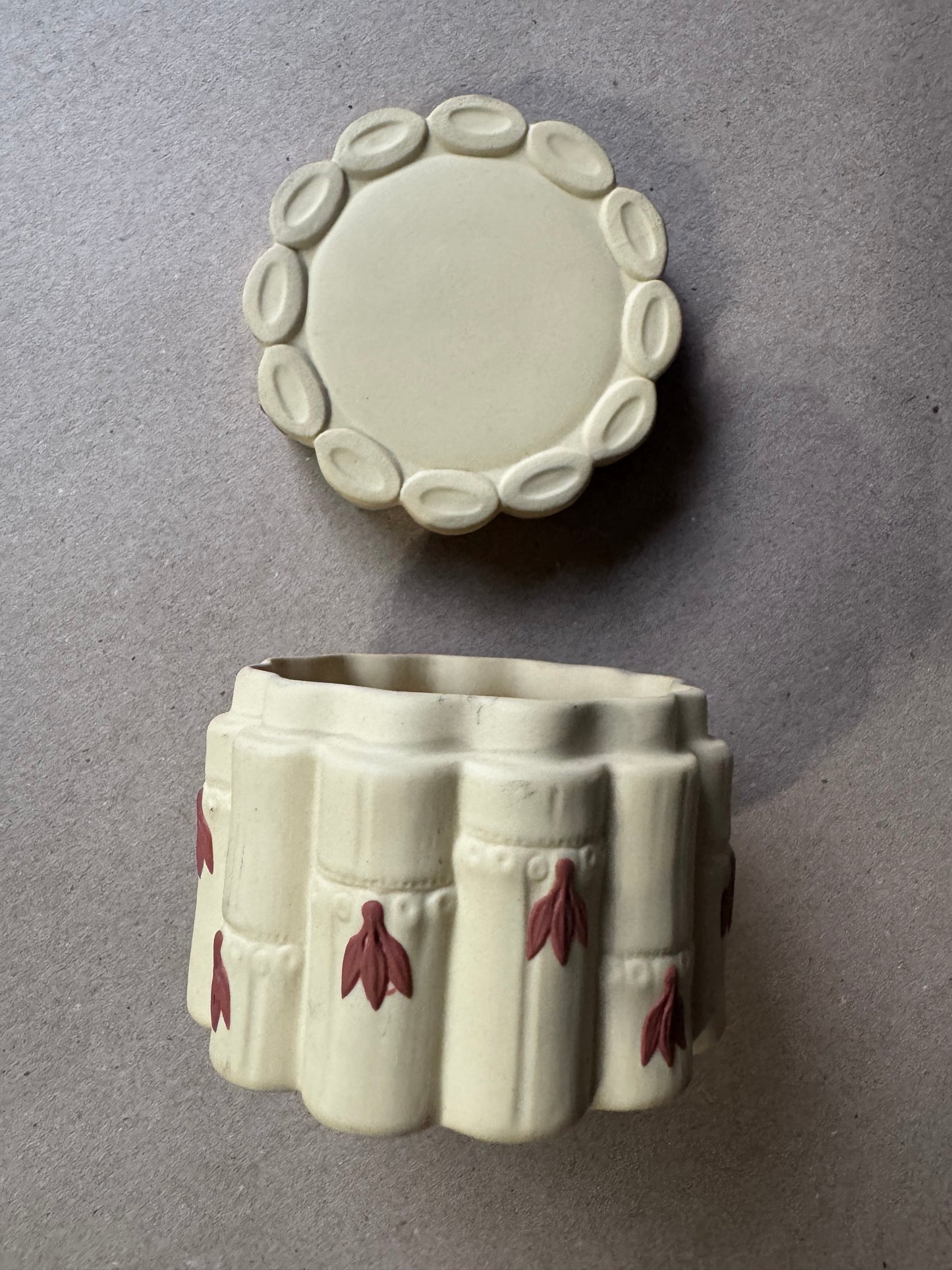 Primrose terracotta Wedgwood bamboo lidded box 2.5”