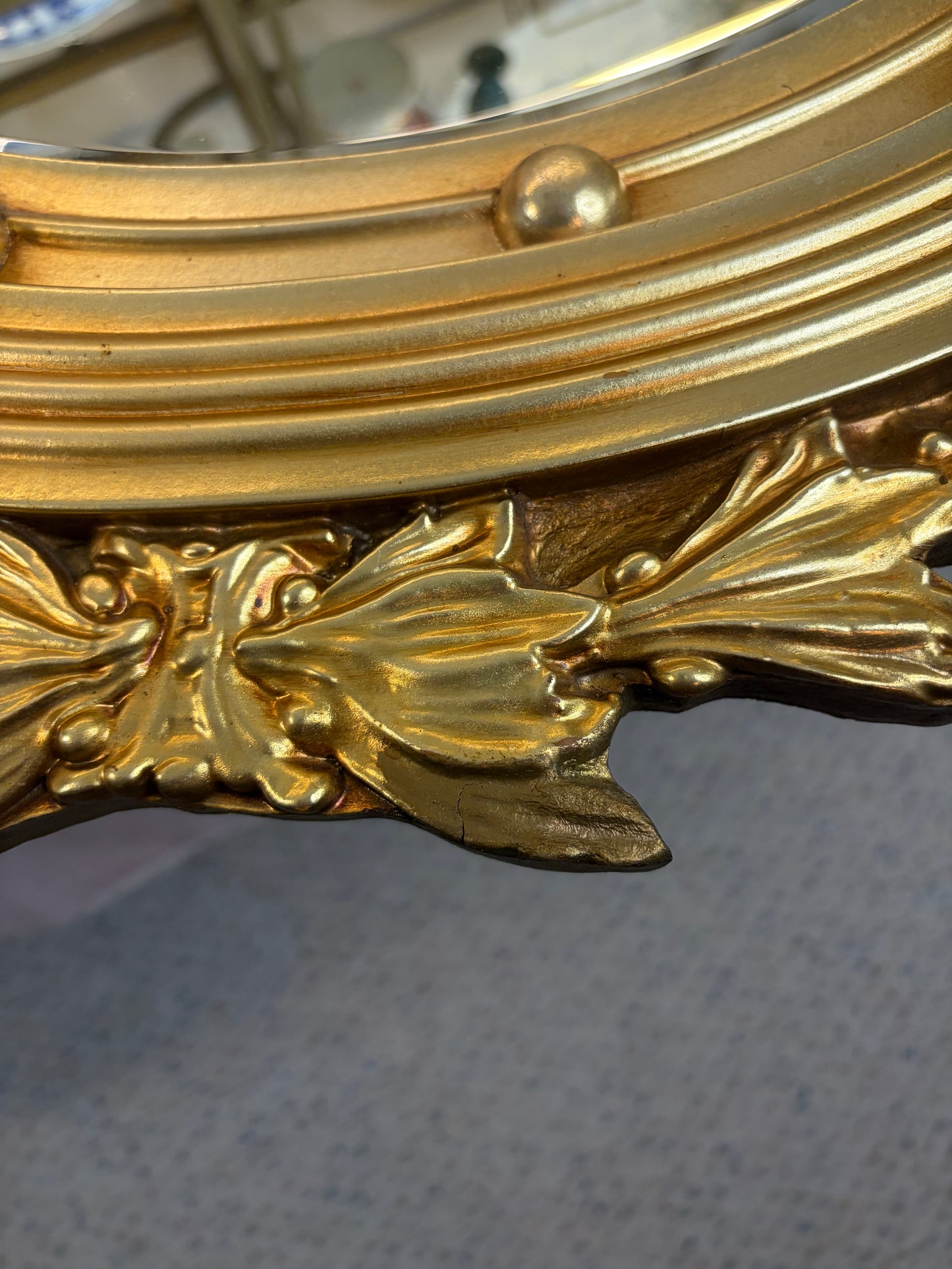 Stunning American Federal Eagle Bullseye Gold Gilt wood mirror! Measures 32.5” x 23 1/4”.