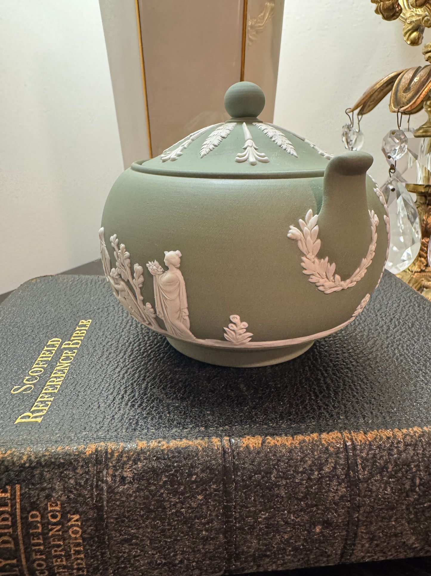 Wedgwood sage green sugar bowl lidded dish tobacco leaf design