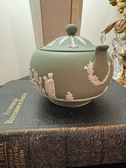 Wedgwood sage green sugar bowl lidded dish tobacco leaf design