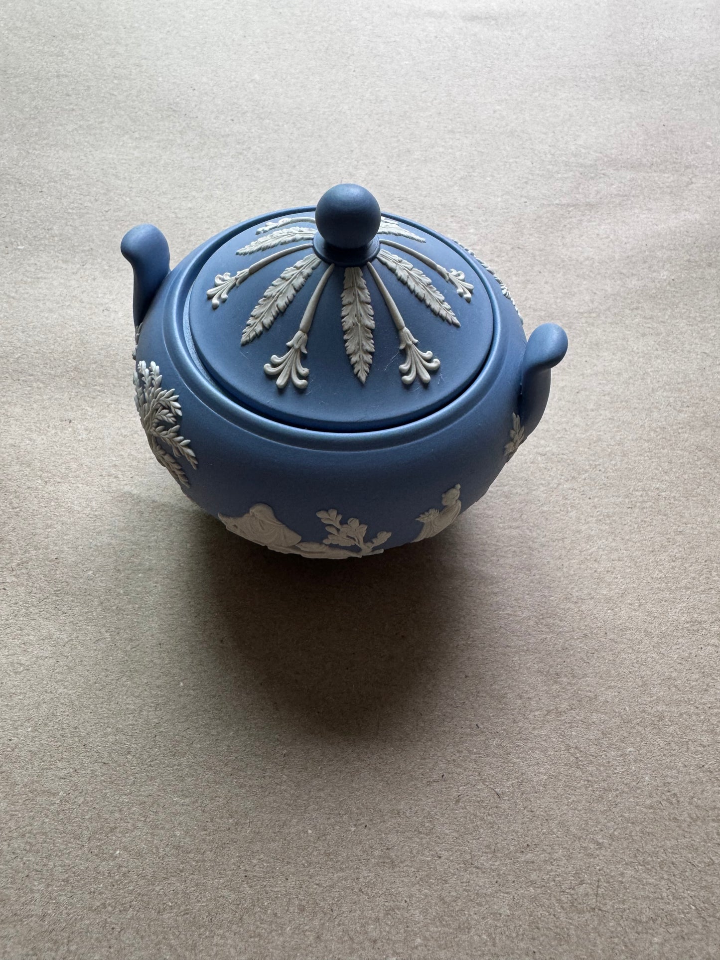 Light blue Wedgewood sugar bowl 4 1/2 x 4 tall￼