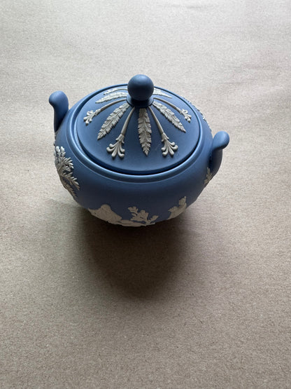 Light blue Wedgewood sugar bowl 4 1/2 x 4 tall￼