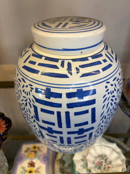 Beautiful vintage Double Happiness lidded ginger jar!