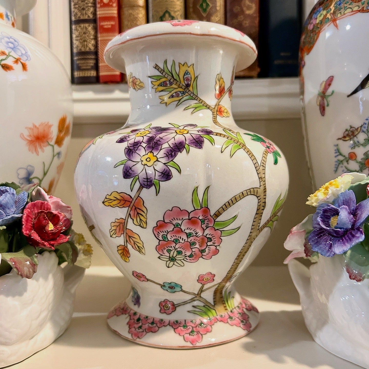 Stunning vintage chinoiserie floral tobacco leaf vase 7.5 h