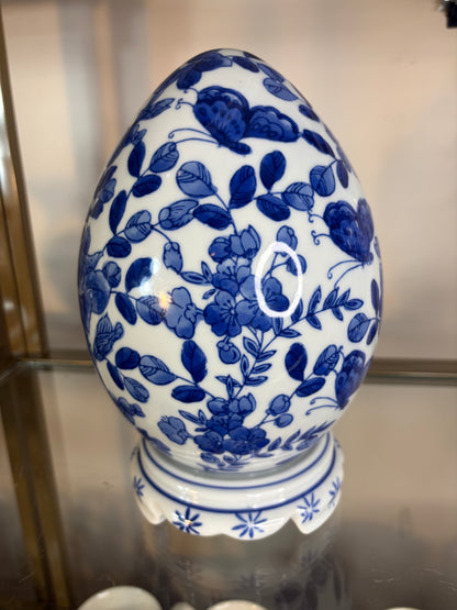 Chinoiserie blue and white floral egg with butterflies on attached stand!