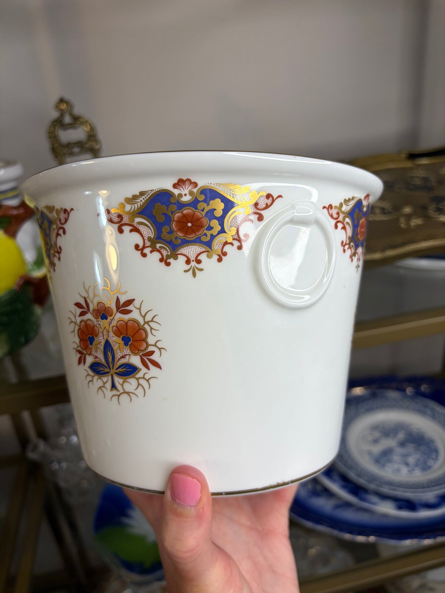Beautiful English cachepot featuring Imari colors and gold!
