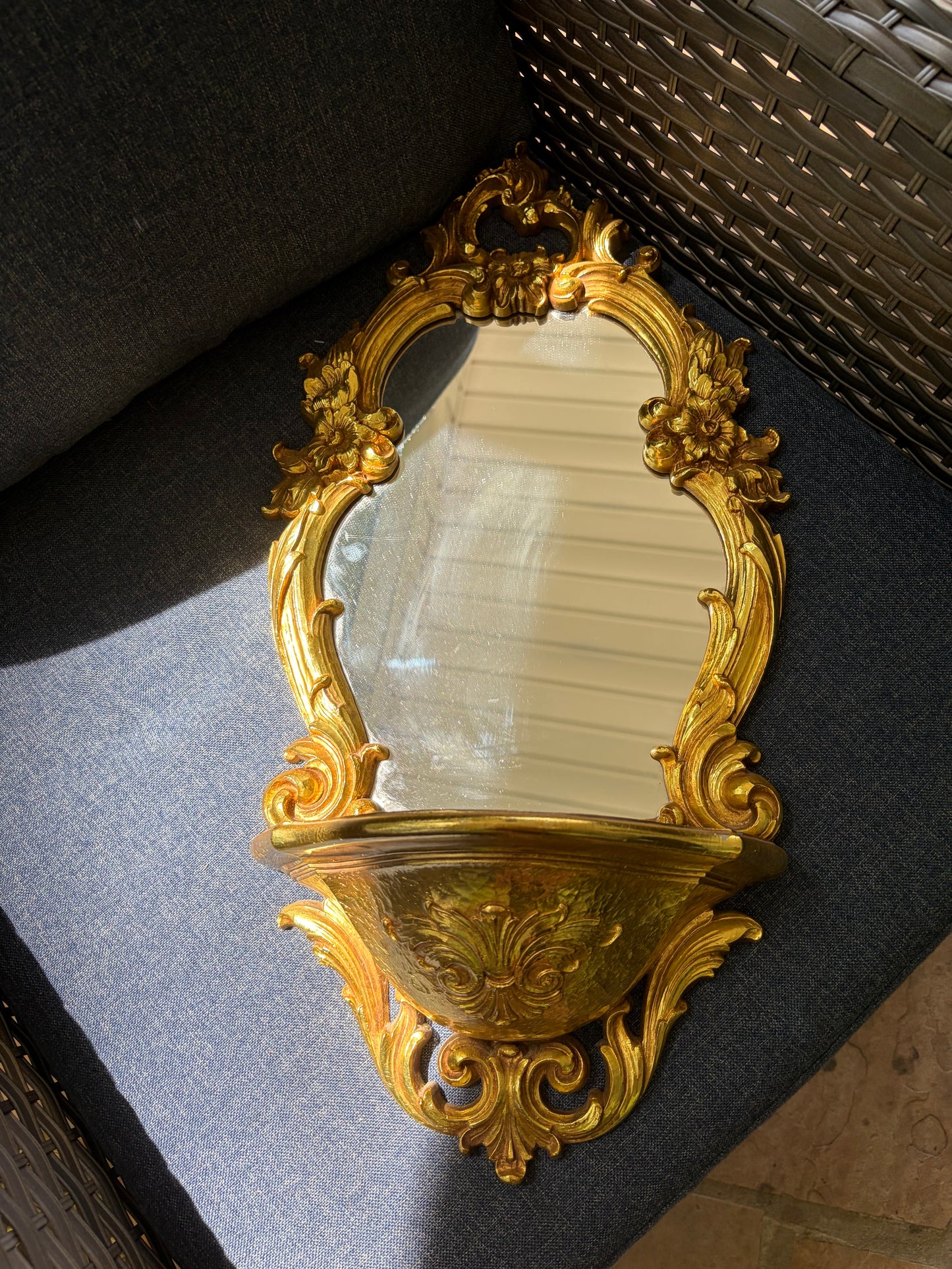 Beautiful Syroco wall mirror with an integrated shelf featuring an ornate gilt gold frame!