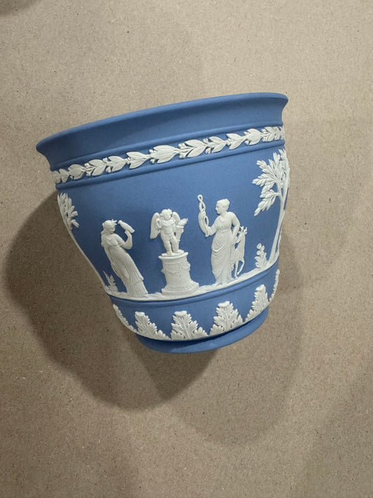Reserved lavender Wedgwood pot