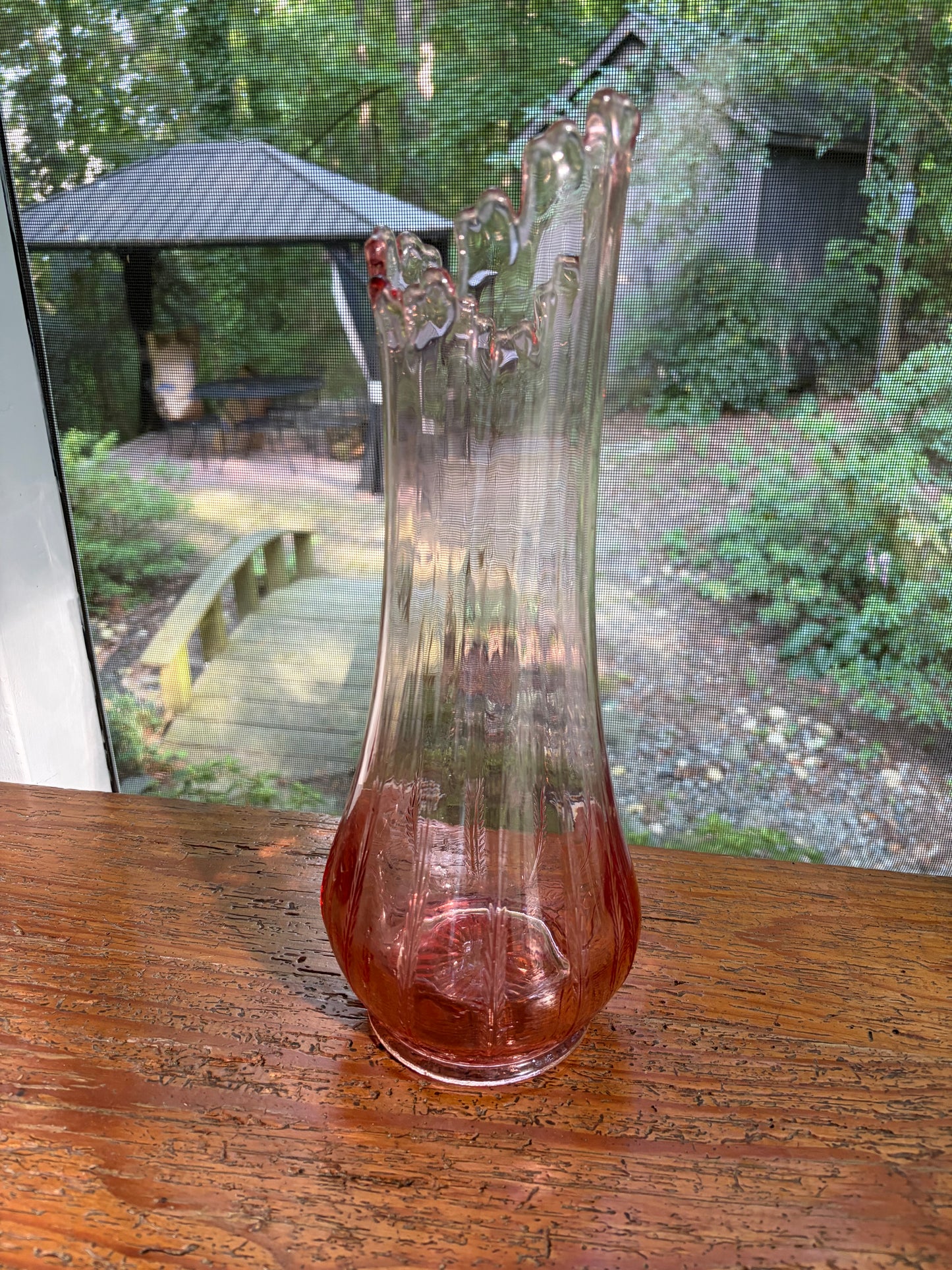 Stunning L.E. Smith Pink Victoria Fern Scroll swung stretch vase!