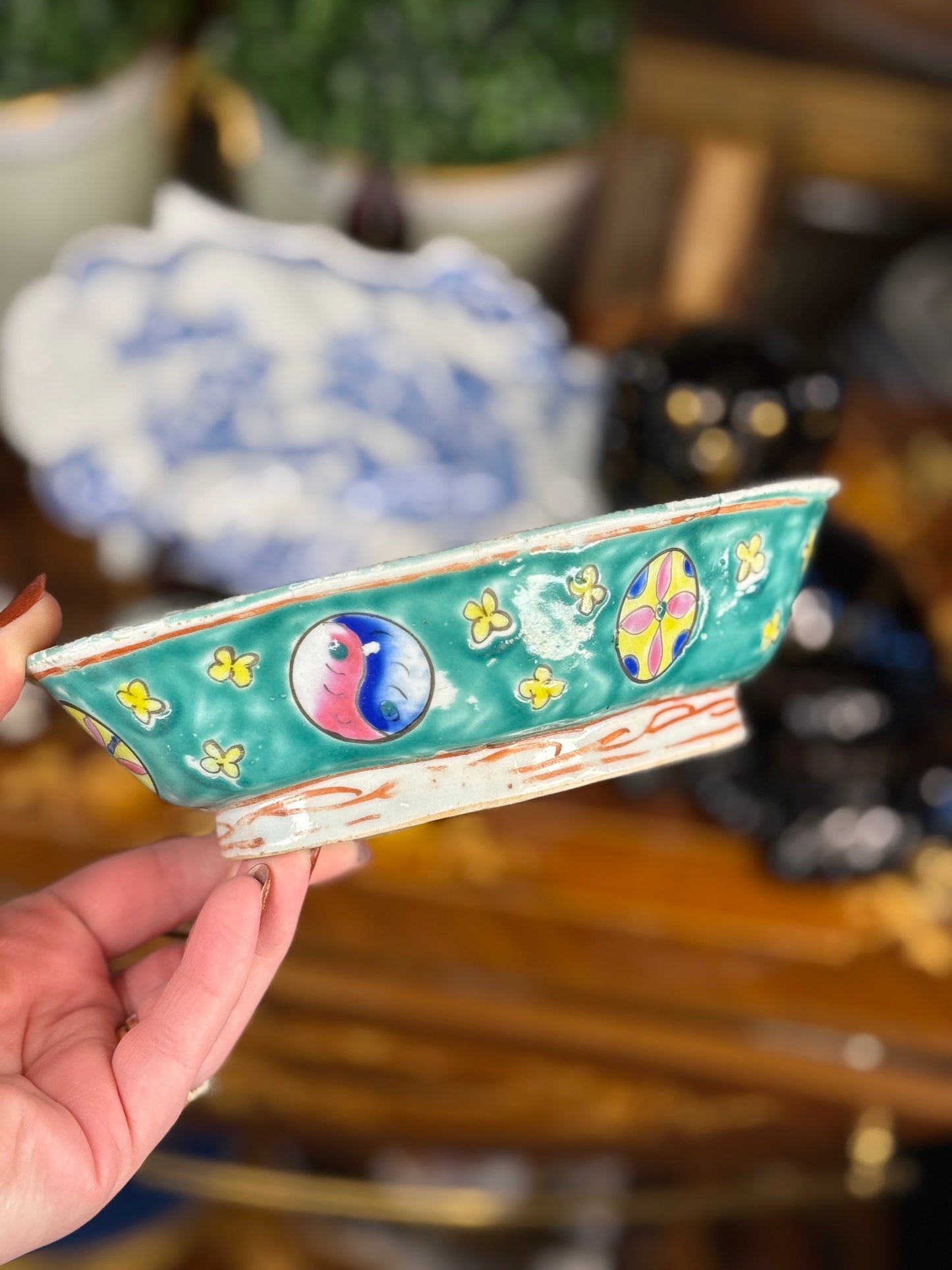 Pair of Republic-Era Turquoise Famille-Verte Dishes – Hand-Painted Medallions (c. 1920–40)