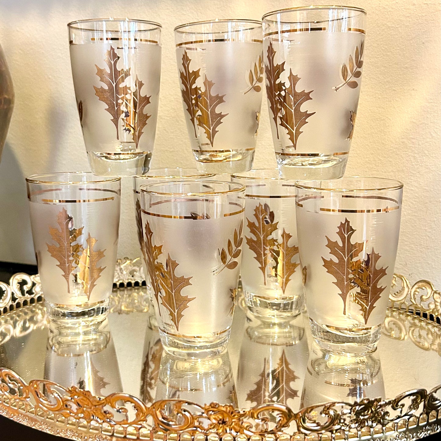 Set of 8 mid century vintage gold leaf glasses