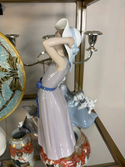 Lladro girl with sun hat figurine!