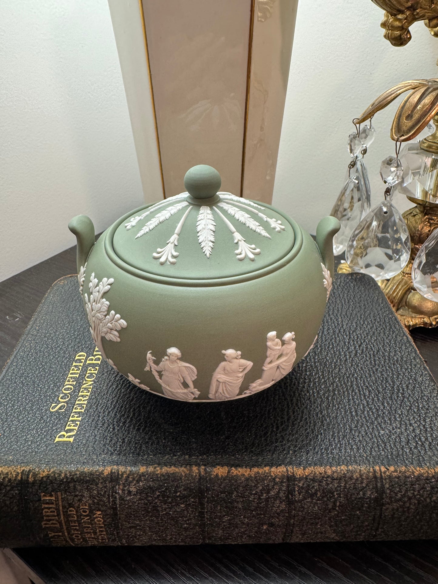 Wedgwood sage green sugar bowl lidded dish tobacco leaf design