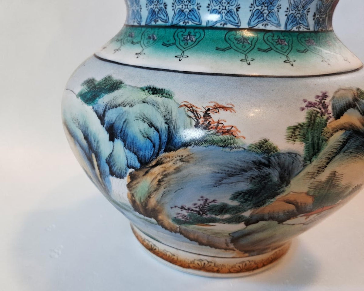Vintage Chinese Lidded Temple Jar/ Ginger Jar, topped with Beautiful Gold Gilt Foo Dog, Just Stunning!!