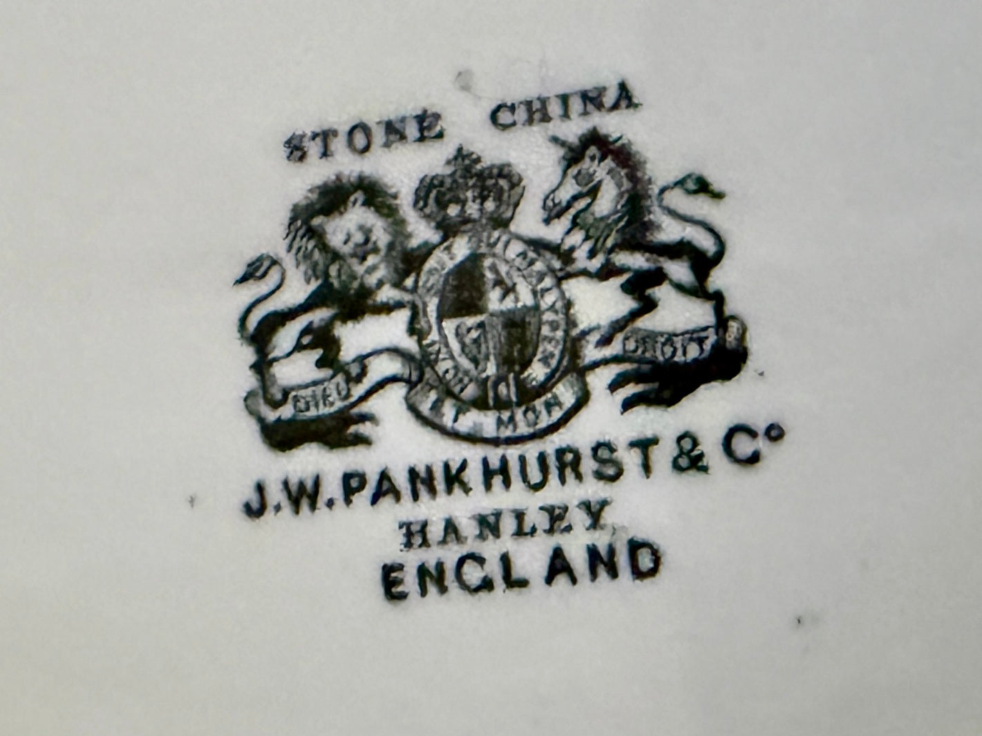 J.W.PANKHURST & C°
HANLEY ENGLAND  older vintage / antique pagoda tureen 15 x 9 x 9