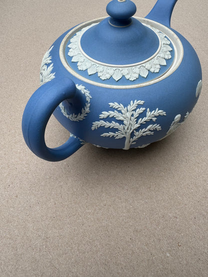Light blue periwinkle teapot 5 1/2“ tall