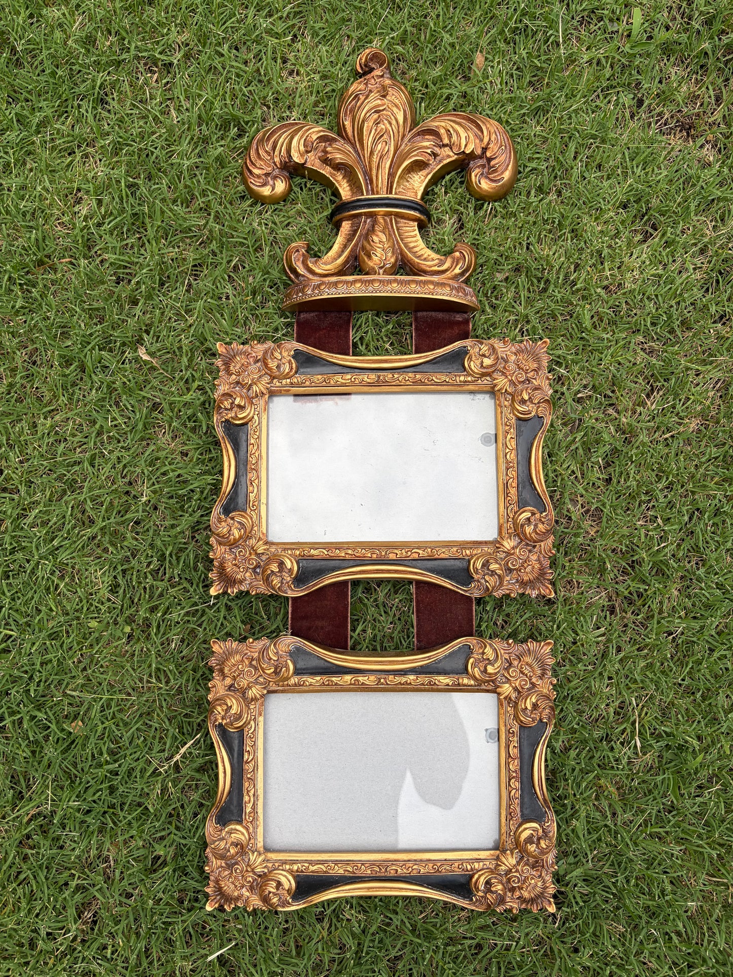 Beautiful Fleur de Lis picture frame wall hanging!