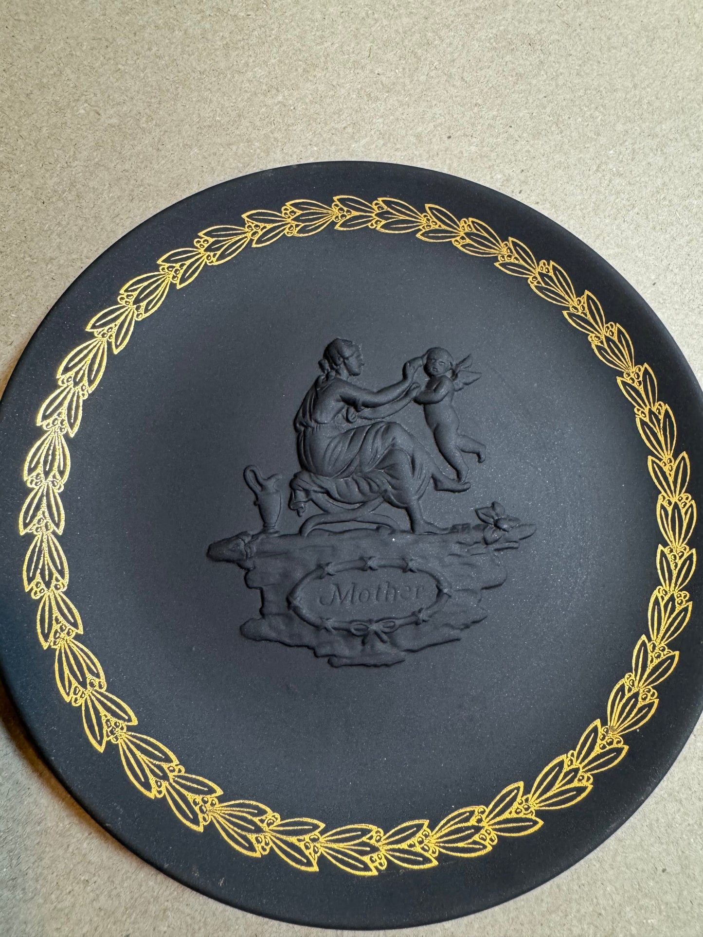 Black bassalt Wedgewood Mother plate