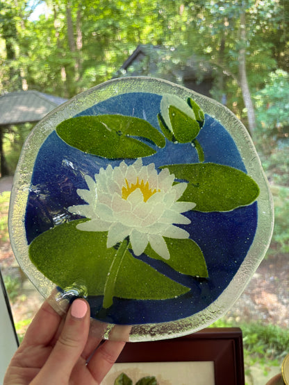 Gorgeous Peggy Karr fused art glass scalloped bowl with water lily!